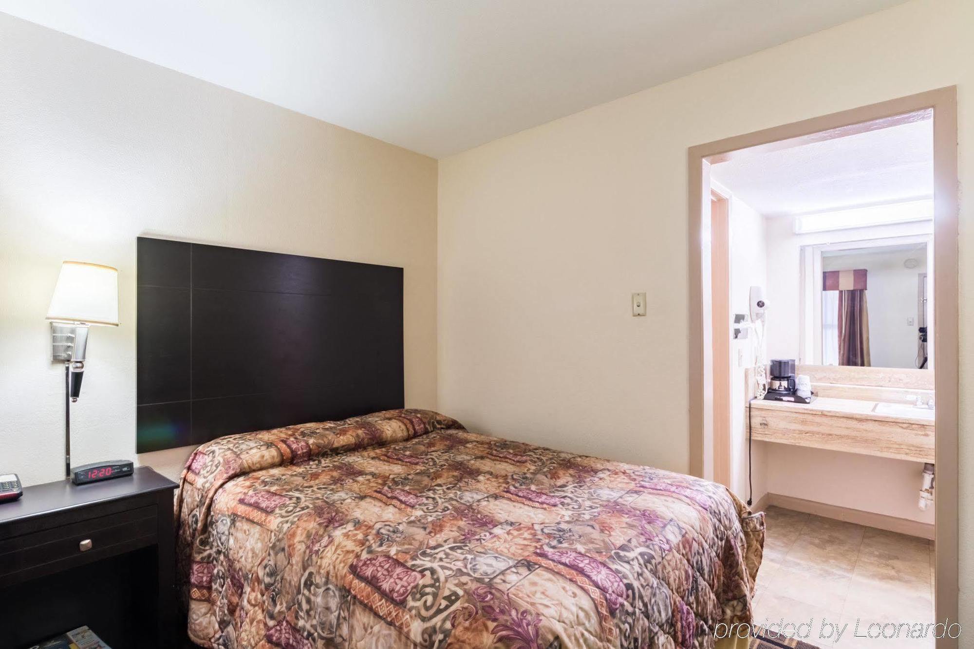 Rodeway Inn University Остин Экстерьер фото