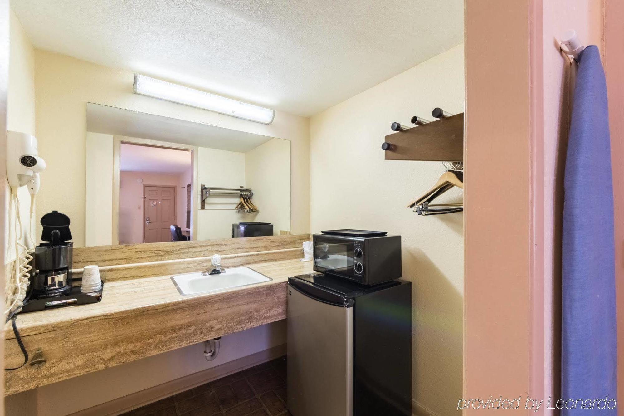 Rodeway Inn University Остин Экстерьер фото