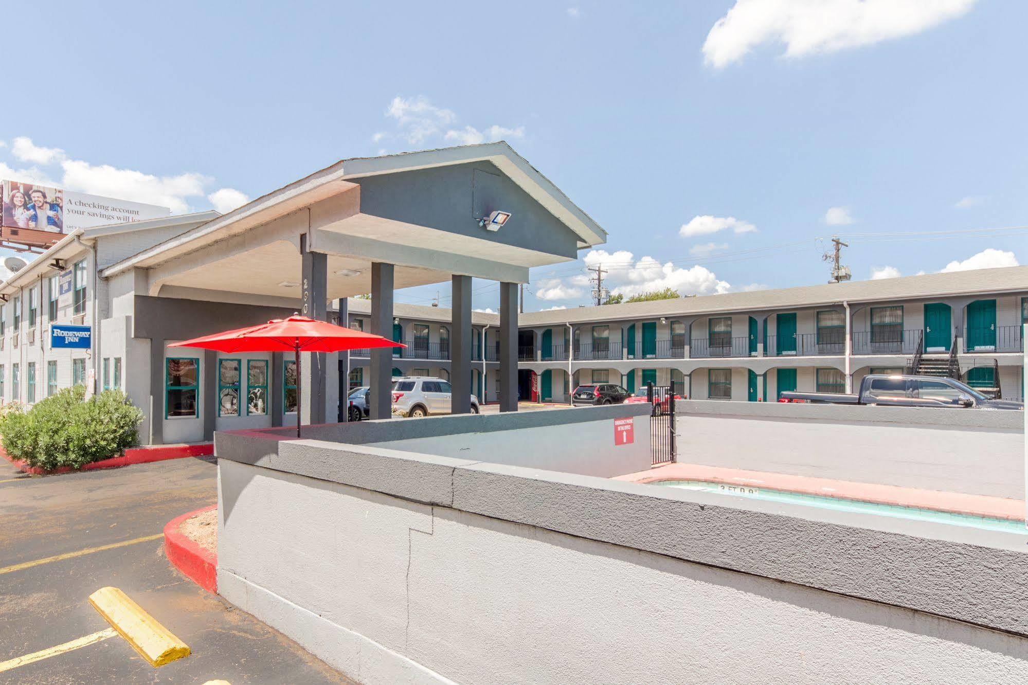 Rodeway Inn University Остин Экстерьер фото