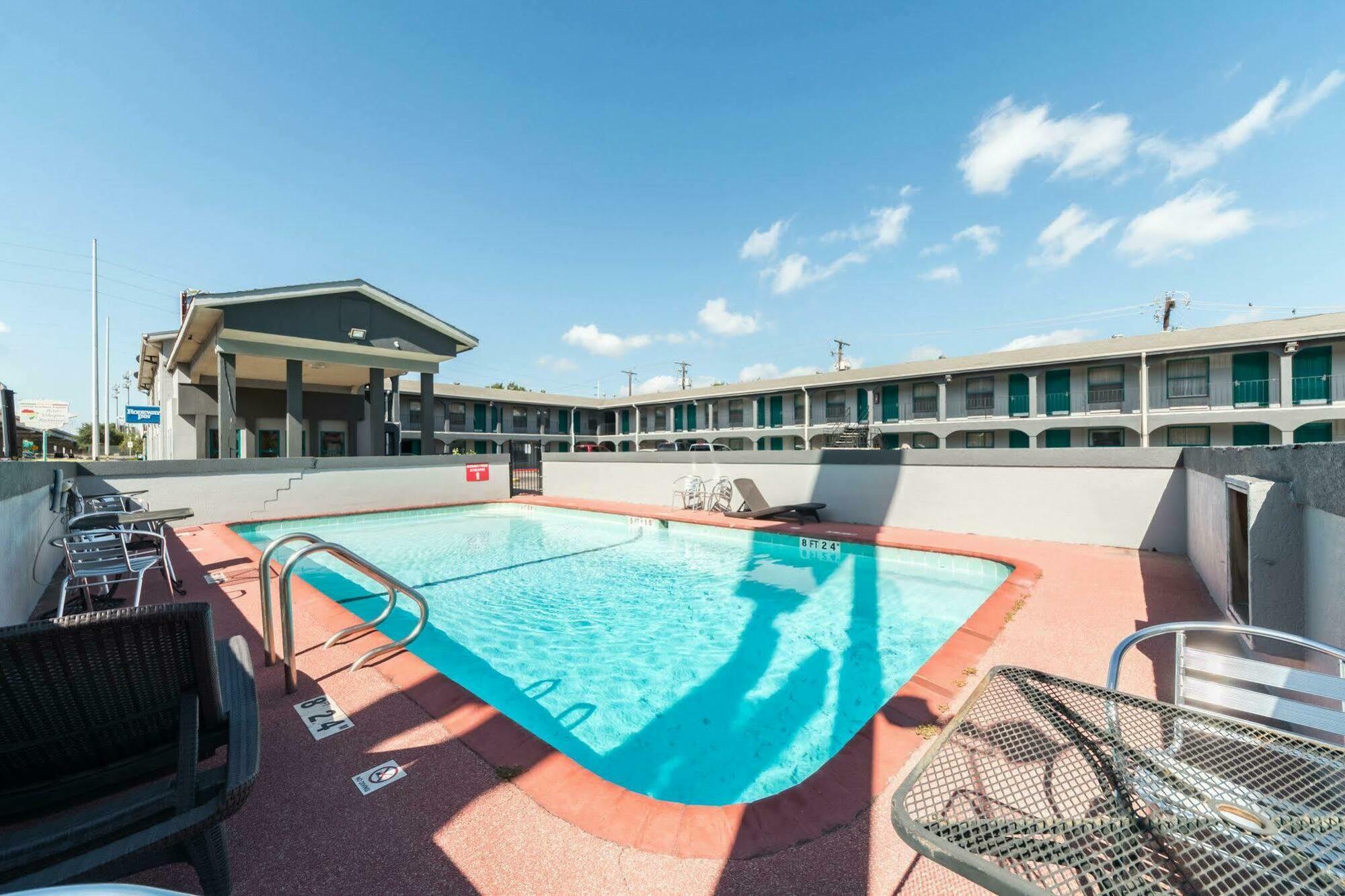 Rodeway Inn University Остин Экстерьер фото